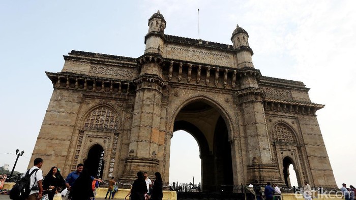 India tak hanya identik dengan Taj Mahal. Ada Gateway of India, monumen raksasa yang jadi pintu masuk negeri rempah tersebut.