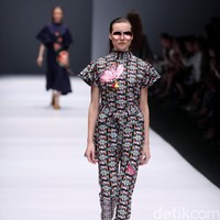 Koleksi terbaru Mel Ahyar First mengangkat tema Dark Blossom di Jakarta Fashion Week 2017. Senayan CIty. Jakarta. [Foto: Mohammad Abduh/Wolipop]