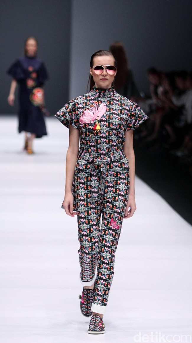 Koleksi terbaru Mel Ahyar First mengangkat tema Dark Blossom di Jakarta Fashion Week 2017. Senayan CIty. Jakarta. [Foto: Mohammad Abduh/Wolipop]