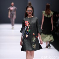 Koleksi terbaru Mel Ahyar First mengangkat tema Dark Blossom di Jakarta Fashion Week 2017. Senayan CIty. Jakarta. [Foto: Mohammad Abduh/Wolipop]