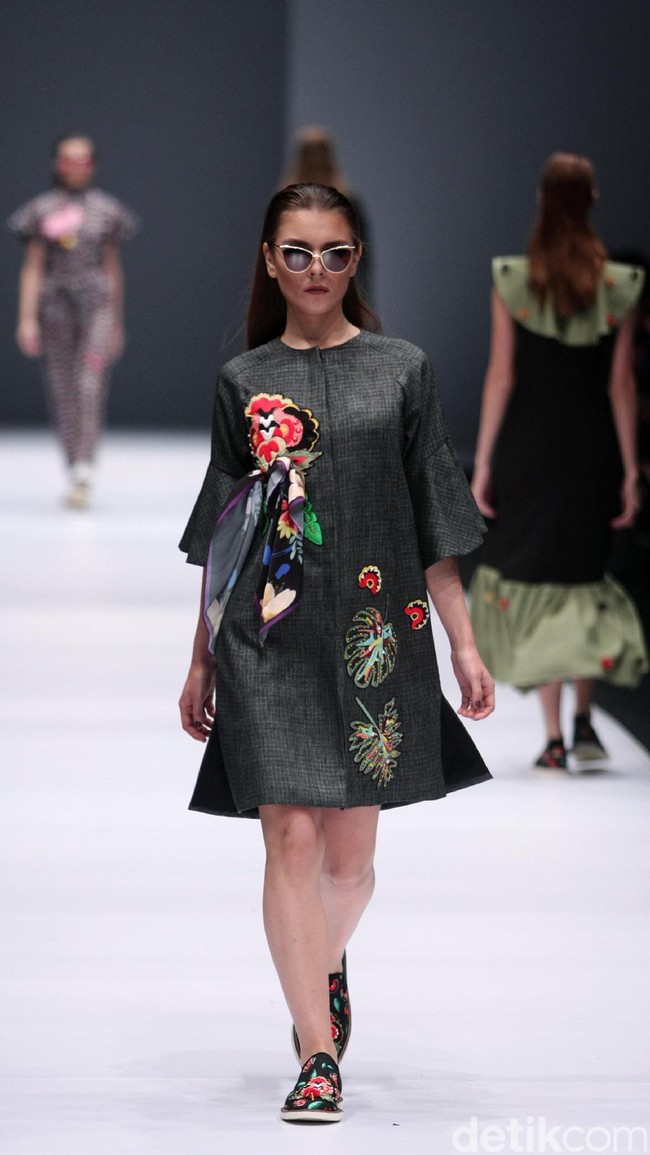 Koleksi terbaru Mel Ahyar First mengangkat tema Dark Blossom di Jakarta Fashion Week 2017. Senayan CIty. Jakarta. [Foto: Mohammad Abduh/Wolipop]