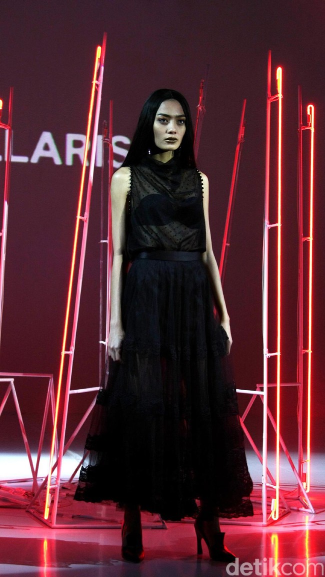 Pada koleksi terbarunya ini Stella Rissa mengangkat tema Rock and Rolla di IPMI Trend Show 2017. Senayan City. Jakarta. [Foto: Mohammad Abduh/Wolipop]