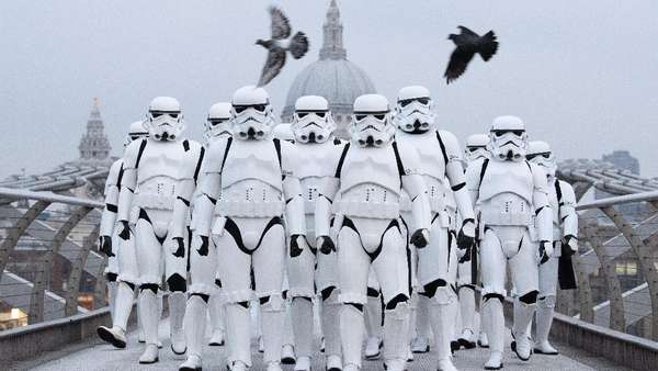 Awas, Stormtroopers Serang London Awas, Stormtroopers Serang London