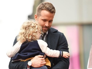 Saat Ryan Reynolds Mati Kutu Ditanya Putrinya Soal Santa Claus