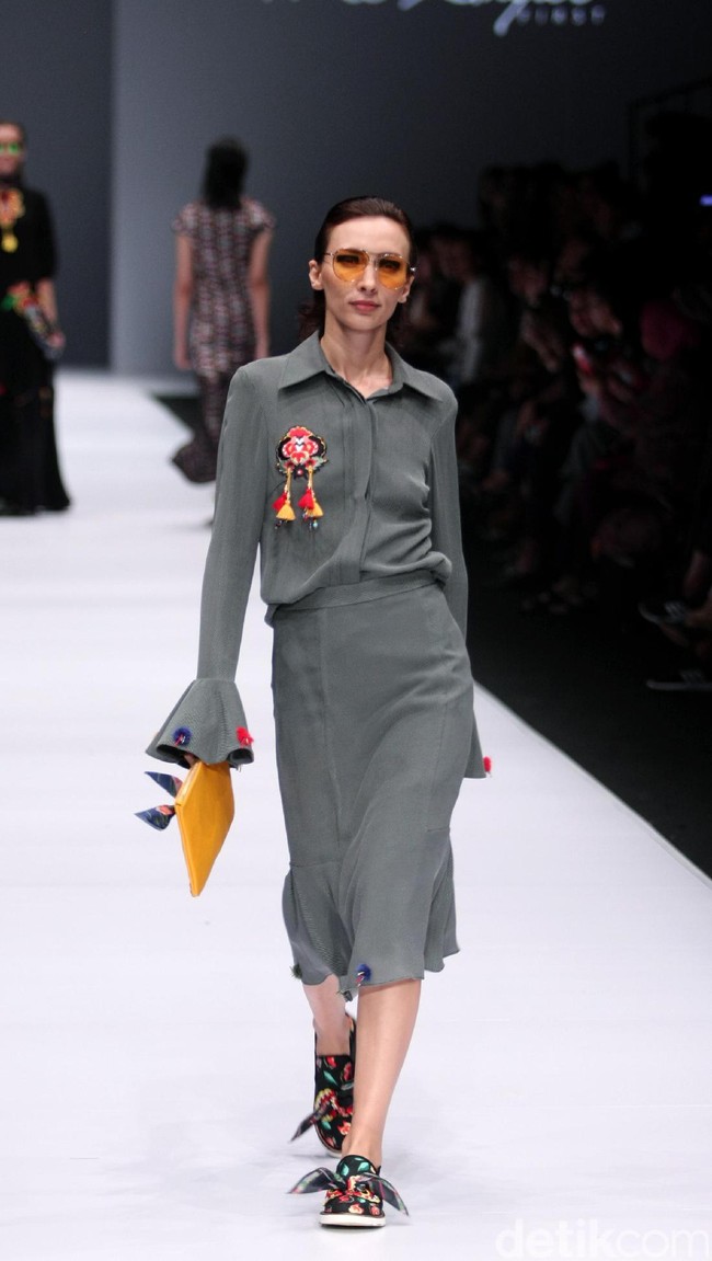 Koleksi terbaru Mel Ahyar First mengangkat tema Dark Blossom di Jakarta Fashion Week 2017. Senayan CIty. Jakarta. [Foto: Mohammad Abduh/Wolipop]