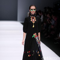 Koleksi terbaru Mel Ahyar First mengangkat tema Dark Blossom di Jakarta Fashion Week 2017. Senayan CIty. Jakarta. [Foto: Mohammad Abduh/Wolipop]