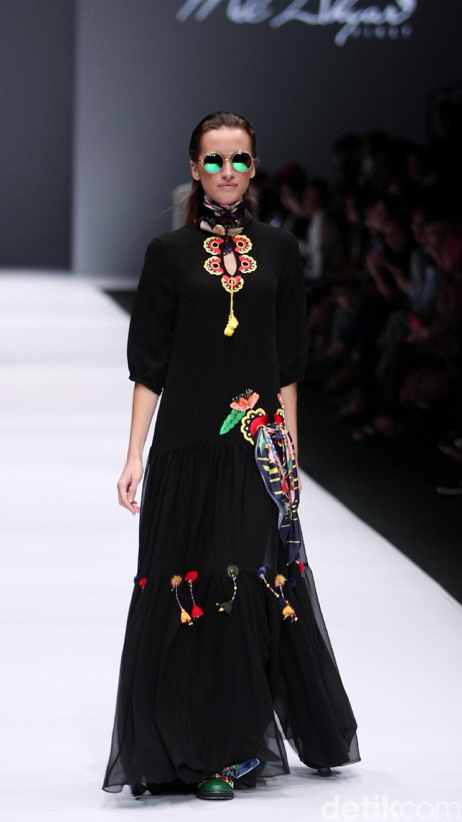Koleksi terbaru Mel Ahyar First mengangkat tema Dark Blossom di Jakarta Fashion Week 2017. Senayan CIty. Jakarta. [Foto: Mohammad Abduh/Wolipop]