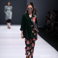 Koleksi terbaru Mel Ahyar First mengangkat tema Dark Blossom di Jakarta Fashion Week 2017. Senayan CIty. Jakarta. [Foto: Mohammad Abduh/Wolipop]