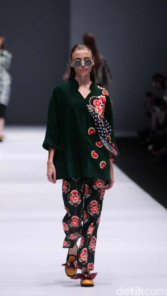 Koleksi terbaru Mel Ahyar First mengangkat tema Dark Blossom di Jakarta Fashion Week 2017. Senayan CIty. Jakarta. [Foto: Mohammad Abduh/Wolipop]