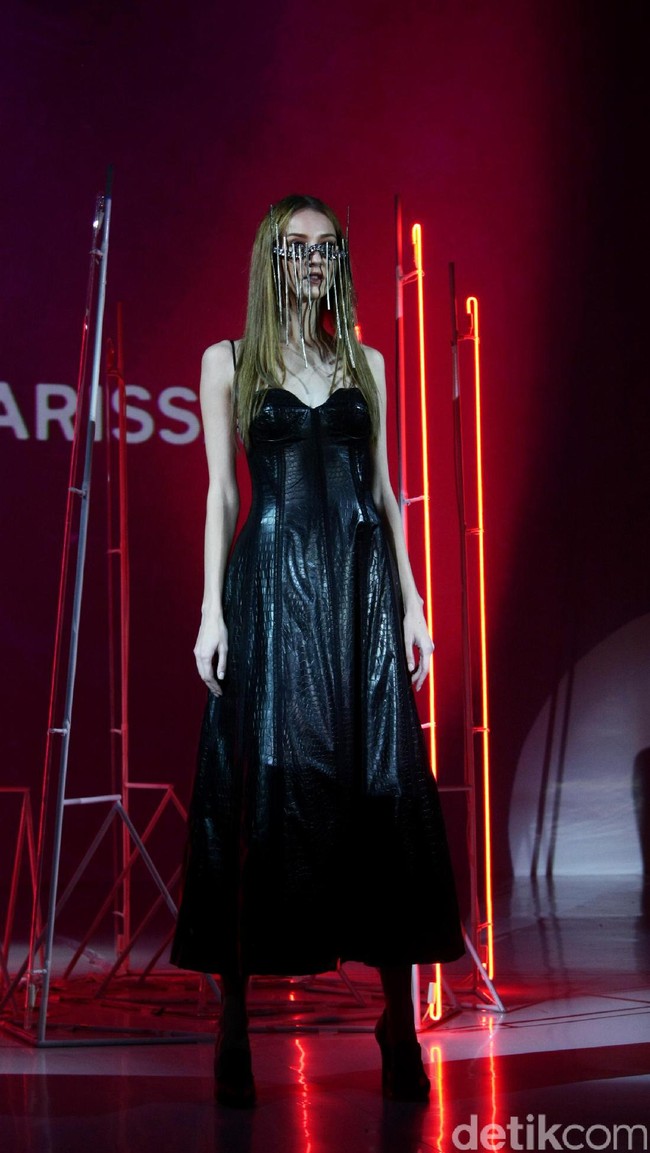 Pada koleksi terbarunya ini Stella Rissa mengangkat tema Rock and Rolla di IPMI Trend Show 2017. Senayan City. Jakarta. [Foto: Mohammad Abduh/Wolipop]