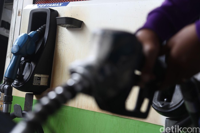 Petugas SPBU melakukan pengisian BBM ke kendaraan bermotor di SPBU COCO Tebet, Jakarta Selatan, Jumat (16/12/2016).  Terhitung hari ini harga Pertalite naik dari 6.900 per liter menjadi Rp 7.050 per liter, harga Pertamax 92 naik dari Rp 7.600 per liter menjadi Rp 7.750 per liter dan Dex Lite naik dari Rp 6.750 per liter menjadi Rp 6.900 per liter.