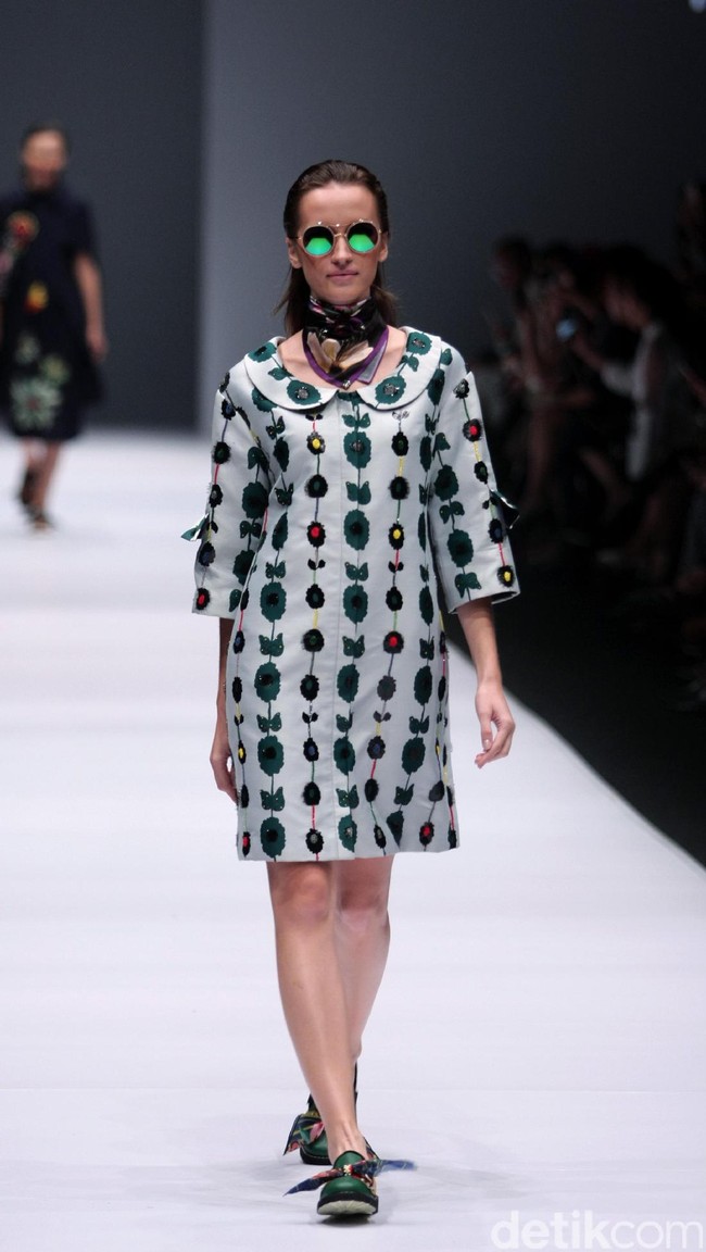 Koleksi terbaru Mel Ahyar First mengangkat tema Dark Blossom di Jakarta Fashion Week 2017. Senayan CIty. Jakarta. [Foto: Mohammad Abduh/Wolipop]