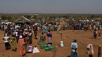 Tiga bulan lalu, sebelum menjadi kamp pengungsian, Bidi Bidi di Uganda adalah sebuah padang rumput dengan hanya beberapa bangunan dan rumah. Kini, Bidi Bidi adalah rumah bagi pengungsi Sudan Selatan. REUTERS/James Akena.
