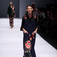 Koleksi terbaru Mel Ahyar First mengangkat tema Dark Blossom di Jakarta Fashion Week 2017. Senayan CIty. Jakarta. [Foto: Mohammad Abduh/Wolipop]