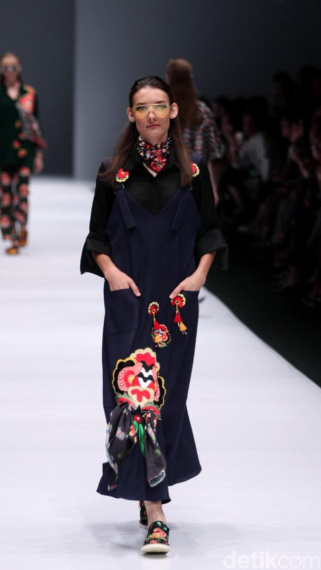 Koleksi terbaru Mel Ahyar First mengangkat tema Dark Blossom di Jakarta Fashion Week 2017. Senayan CIty. Jakarta. [Foto: Mohammad Abduh/Wolipop]