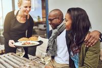 Bisa Jadi Ini yang Dilakukan Pramusaji Saat Konsumen Sedang Lengah