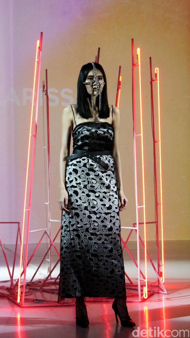 Pada koleksi terbarunya ini Stella Rissa mengangkat tema Rock and Rolla di IPMI Trend Show 2017. Senayan City. Jakarta. [Foto: Mohammad Abduh/Wolipop]