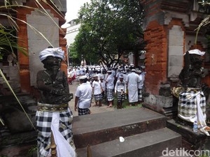 Warga Desa Adat Kuta Gelar Upacara Nangluk Mrana