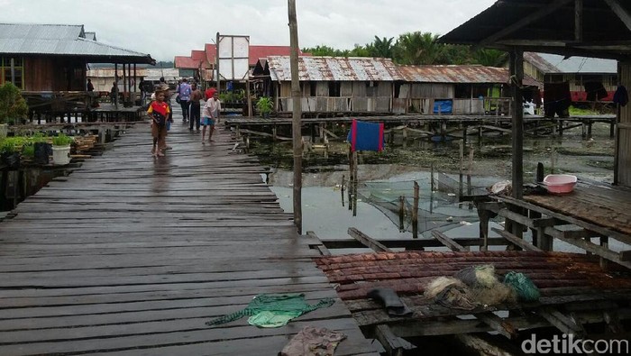 Warga Desa di Papua Ini Ramai-ramai Menabung Agar Bisa Dapat Listrik
