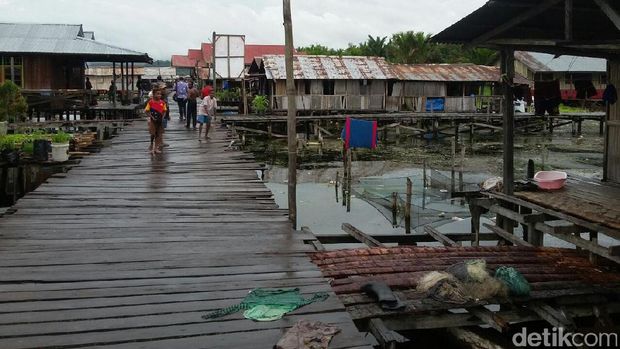 PLN Listriki Desa di atas Danau Sentani Papua