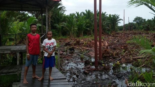 Anak-anak di Desa Yoboi Papua senang akan ada listrik 24 dari PLN