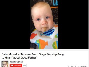 Hiks! Ketika Bayi Terharu Mendengar Lagu Mellow yang Dinyanyikan Ibunya