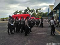 Wakapolri Sambut 13 Jenazah Korban Pesawat Skytruck di Lanud Pondok Cabe