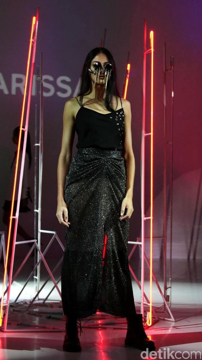Pada koleksi terbarunya ini Stella Rissa mengangkat tema Rock and Rolla di IPMI Trend Show 2017. Senayan City. Jakarta. [Foto: Mohammad Abduh/Wolipop]