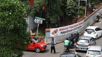 Dinas Bina Marga DKI Jakarta, Heru Suwondo mengatakan pasca pemasangan pagar pembatas, pihaknya juga tengah melakukan penyelidikan tanah dan pelebaran jalan.