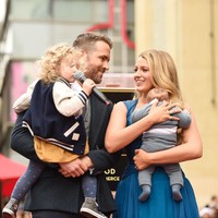 Hot papa lain yakni Ryan Reynolds juga tengah memiliki tiga anak kesayangannya, Terry Reynolds, Patrick Reynolds, dan Jeff Reynolds. Foto: Getty Images