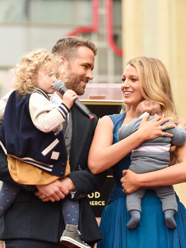 Hot papa lain yakni Ryan Reynolds juga tengah memiliki tiga anak kesayangannya, Terry Reynolds, Patrick Reynolds, dan Jeff Reynolds. Foto: Getty Images