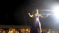 Saat malam hari jangan buru-buru pulang. Beberapa camp dari tiap operator wisata di Dubai punya pertunjukan belly dance alias tari perut (Afif Farhan/detikTravel)