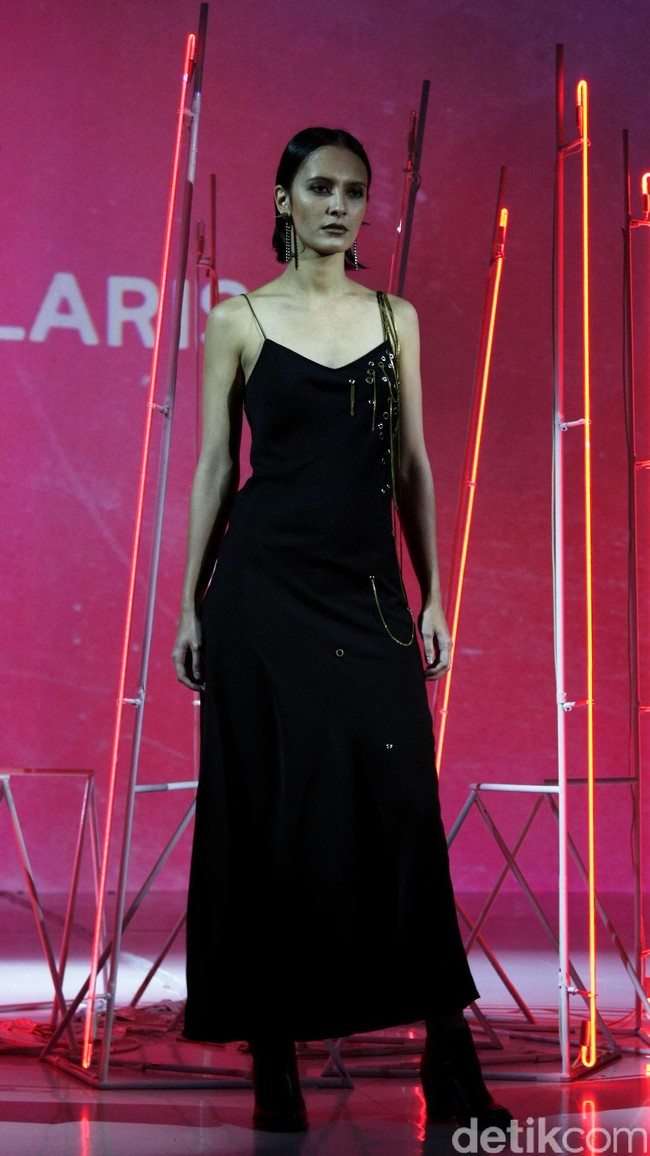 Pada koleksi terbarunya ini Stella Rissa mengangkat tema Rock and Rolla di IPMI Trend Show 2017. Senayan City. Jakarta. [Foto: Mohammad Abduh/Wolipop]