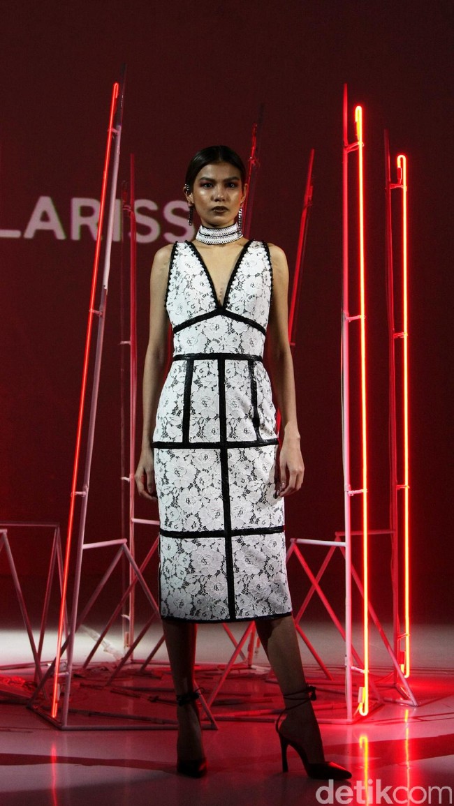 Pada koleksi terbarunya ini Stella Rissa mengangkat tema Rock and Rolla di IPMI Trend Show 2017. Senayan City. Jakarta. [Foto: Mohammad Abduh/Wolipop]