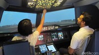 Para pemandu akan mengajarkan tentang fungsi tiap tombol, cara take off dan mendarat, mengendalikan pesawat di udara serta mengetahui fungsi tiap tombol di kokpit. Seru! (Afif/detikTravel)