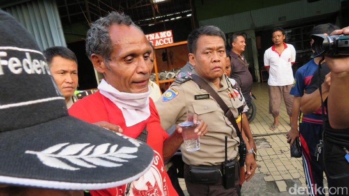 Setelah Sepuluh Jam Panjat Baliho, Agustinus Akhirnya Turun
