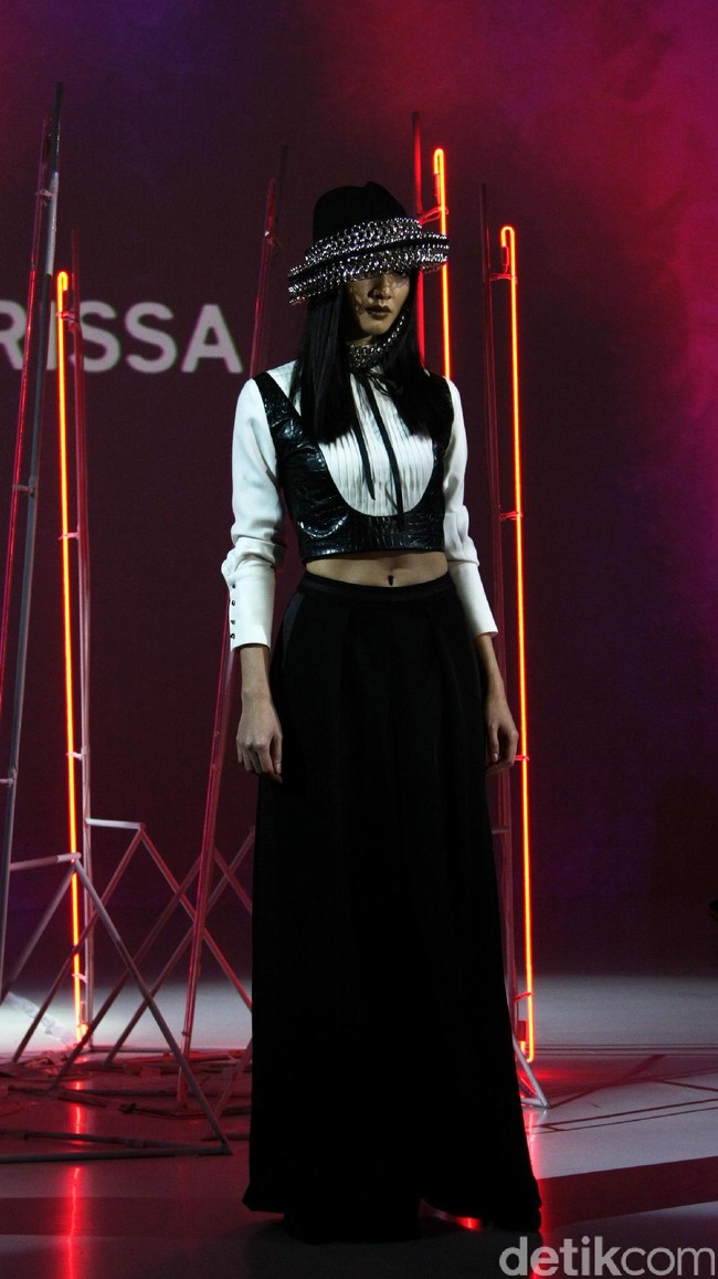 Pada koleksi terbarunya ini Stella Rissa mengangkat tema Rock and Rolla di IPMI Trend Show 2017. Senayan City. Jakarta. [Foto: Mohammad Abduh/Wolipop]