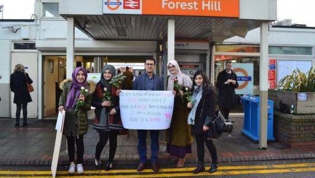Bagi-bagi Bunga Mawar di Stasiun Kereta London, 3 Hijabers Ini Dipuji Netizen