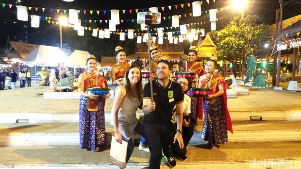  Traveler bisa foto bareng dengan pemain usai pertunjukan (Pasti/detikTravel)
