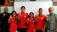 Ketua Bidang Pembinaan Prestasi PRSI Wisnu Wardhana (kiri) dan atlet polo air mengepalkan tangan bersama dalam jumpa pers di Jakarta, Jumat (16/12/2016).