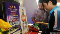 Warga membuat SIM Online dengan sistem pembayaran Bank BRI. Aplikasi e-Tilang, e-Samsat dan SIM online tersebut diharapkan mampu meningkatkan kepercayaan publik dan profesionalitas lembaga kepolisian.