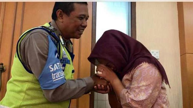 Dora Natalia Minta Maaf: Cium Tangan Aiptu Sutisna, Menangis dan Surat Damai