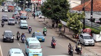 Parkir liar pun tumbuh, dimana deretan sepeda motor sepanjang lebih dari 50 meter berjejer mulai depan pintu masuk pasar hingga mendekati halte Transjakarta Pasar Jatinegara. Kondisi ini pun menyebabkan kemacetan.
