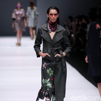Koleksi terbaru Mel Ahyar First mengangkat tema Dark Blossom di Jakarta Fashion Week 2017. Senayan CIty. Jakarta. [Foto: Mohammad Abduh/Wolipop]