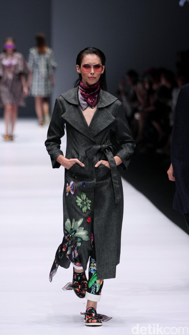 Koleksi terbaru Mel Ahyar First mengangkat tema Dark Blossom di Jakarta Fashion Week 2017. Senayan CIty. Jakarta. [Foto: Mohammad Abduh/Wolipop]