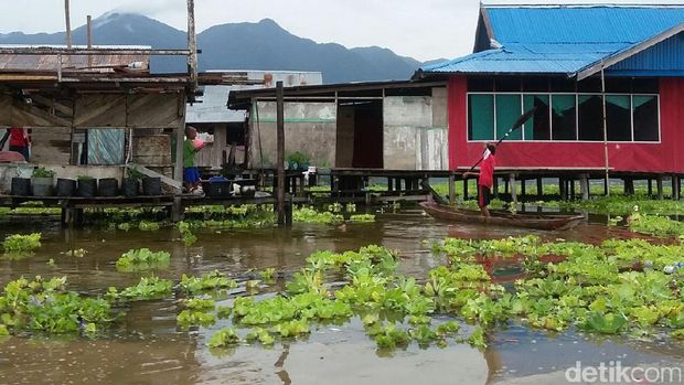 PLN Listriki Desa di atas Danau Sentani Papua