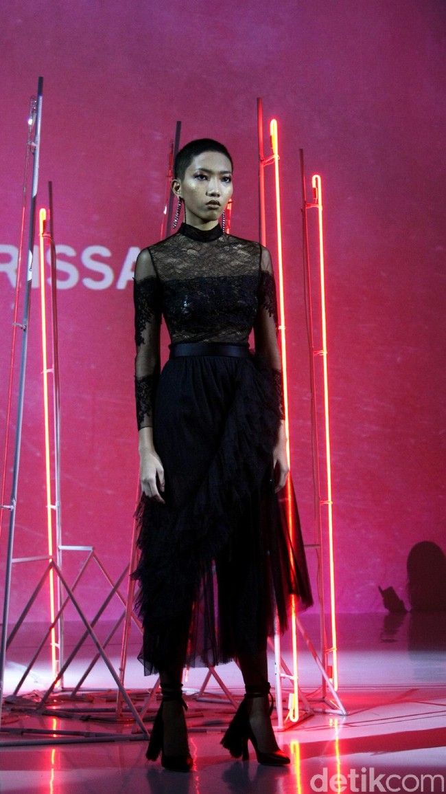 Pada koleksi terbarunya ini Stella Rissa mengangkat tema Rock and Rolla di IPMI Trend Show 2017. Senayan City. Jakarta. [Foto: Mohammad Abduh/Wolipop]