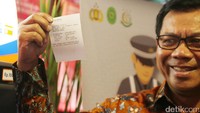 Direktur Utama PT Bank Rakyat Indonesia (Persero) Tbk, Asmawi Syam menunjukan contoh struk pembayaran tilang elektronik menggunakan ATM BRI usai peluncuran aplikasi online e-Tilang, e-Samsat dan SIM online.