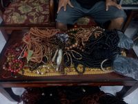 Sulap Kayu Bekas Jadi Tasbih Pria Ini Raup Untung Rp 30 