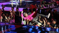Bahkan Aska sampai melakukan stage act. Pool/Ismail/detikFoto.